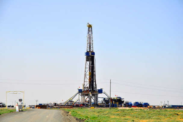The onshore drilling rig - Photo, Image