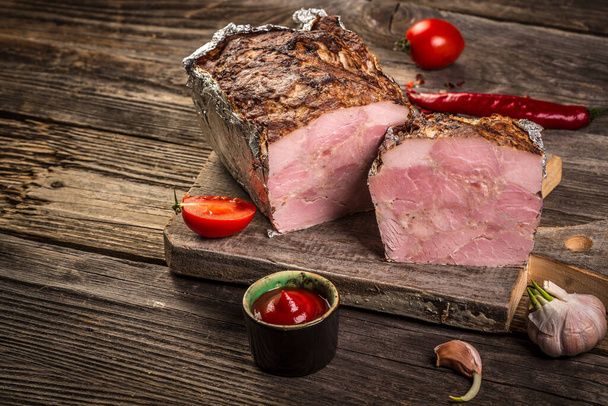 Traditionnel French Pate en croute avec de la viande d'oie et du foie en gros plan sur une planche de bois
. - Photo, image
