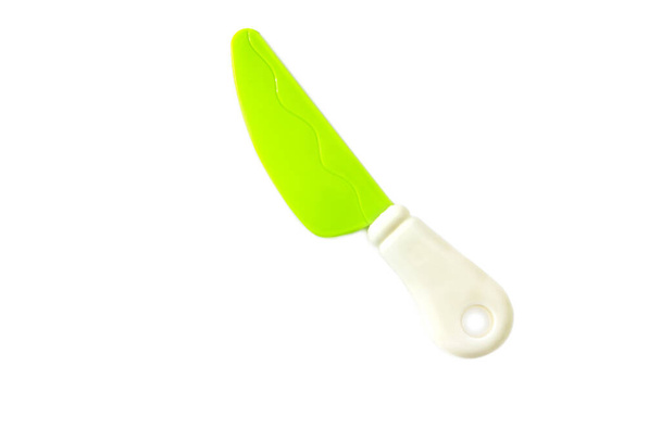 Παιδικά παιχνίδια πλαστικό μαχαίρι για το παιχνίδι. Παίζω στο μαγαζί με τα παιδιά. Αντιγραφή χώρου. Χρώμα, μαγείρεμα. Πλαστικό μαχαίρι που απομονώνεται σε λευκό φόντο - Φωτογραφία, εικόνα