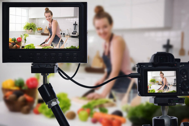 Vlogger blogger joven e influencer en línea grabando contenido de video sobre comida saludable - Foto, Imagen