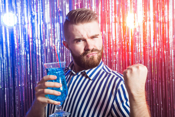 Alkoholizmus, szórakozás és bolondság koncepció - Részeg fickó egy nightclubban. - Fotó, kép