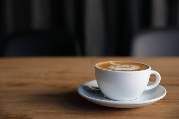 káva cappuccino nebo latte art z mléka na dřevěném stole v kavárně - Fotografie, Obrázek