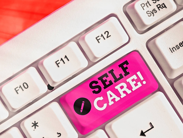 Znak tekstowy pokazujący Self Care. Konceptualna praktyka fotograficzna podejmowania działań zachować lub poprawić własne zdrowie. - Zdjęcie, obraz