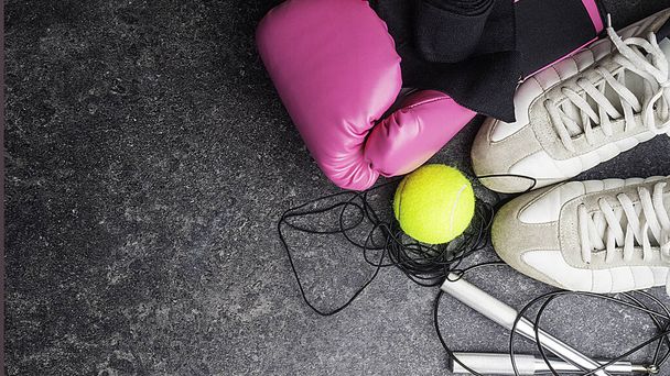 Sport-Turnschuhe, Leder-Boxhandschuhe, Springseil, Tennisball, Wasserflasche, Frauen-Boxkonzept, Kopierraum - Foto, Bild