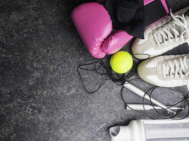 tênis esportivos, luvas de boxe de couro, corda de salto, bola de tênis, garrafa de água, conceito de boxe feminino, espaço de cópia
 - Foto, Imagem