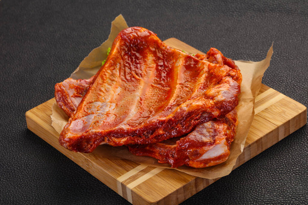 Costillas de cerdo marinadas crudas listas para cocinar - Foto, Imagen