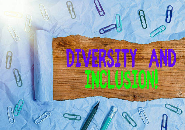 Testo calligrafico Diversità e inclusione. Concetto significato gamma differenza comprende razza etnia genere
. - Foto, immagini