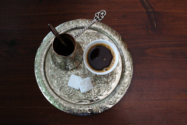 Боснийский кофе. Традиционный способ подачи кофе в Боснии, особенно в Сараево
. - Фото, изображение