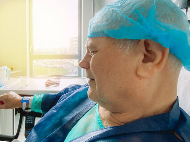 Κοντινό πλάνο του ανώτερου ανδρικού προσώπου στην ιατρική έδρα του νοσοκομείου Coronavirus - Φωτογραφία, εικόνα