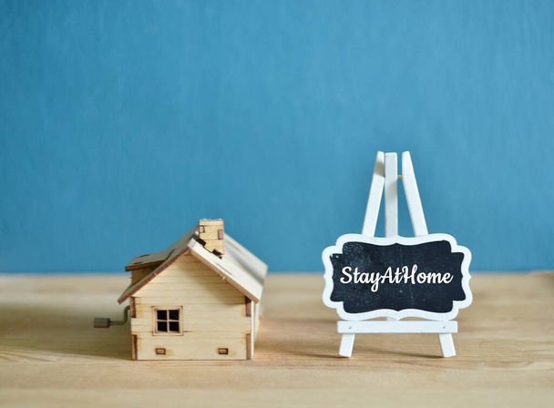 Social-Media-Aufklärungskampagne und Coronavirus-Präventionskonzept mit Schriftzug "STAY AT HOME" auf dunkelblauem Hintergrund. - Foto, Bild