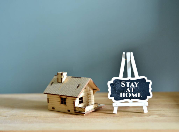Social-Media-Aufklärungskampagne und Coronavirus-Präventionskonzept mit Schriftzug "STAY AT HOME" auf grauem Hintergrund. - Foto, Bild