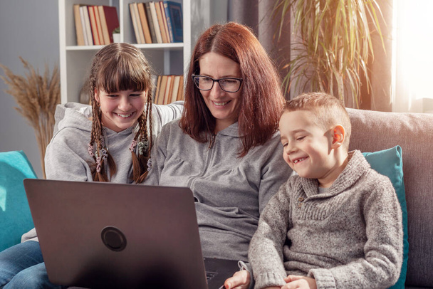 Family using laptop together - 写真・画像