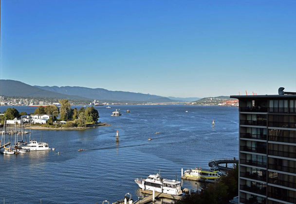 Ванкувер (англ. Vancouver) - прибережне портове місто на заході Канади, розташоване в Нижньому регіоні Британської Колумбії. У ньому можна побачити прекрасну Північну Марину, чудові краєвиди та всесвітньо відомий Стенлі Парк.. - Фото, зображення