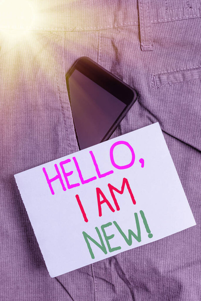 Εννοιολογικό χειρόγραφο που δείχνει το Hello I Am New. Επαγγελματικό φωτογραφικό κείμενο συστήνεται σε μια ομάδα ως νέος εργαζόμενος ή φοιτητής Smartphone συσκευή μέσα παντελόνι μπροστά χαρτί σημειώσεων τσέπη. - Φωτογραφία, εικόνα