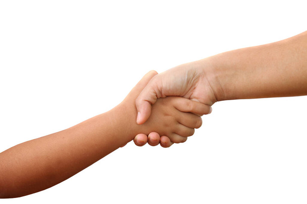 Κοντινό πλάνο του χεριού μιας Ασιάτισσας μητέρας που κρατάει το χέρι ενός παιδιού. Απομονωμένο σε λευκό χρώμα με χώρο αντιγραφής και διαδρομή αποκοπής. - Φωτογραφία, εικόνα