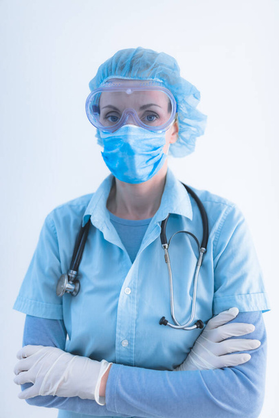 Лікар, медсестра, хірург, психолог, який працює з захисною маскою, окулярами та рукавичками, допомагаючи людям в паніку, пандемію
. - Фото, зображення
