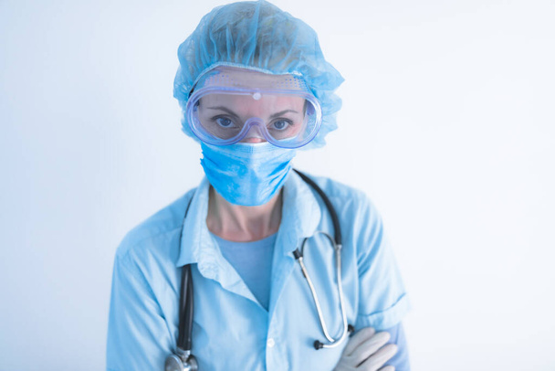Médico, enfermero, cirujano, psicólogo que trabaja con máscara protectora, gafas y guantes ayudando a las personas en los días de pánico, pandemia
. - Foto, Imagen