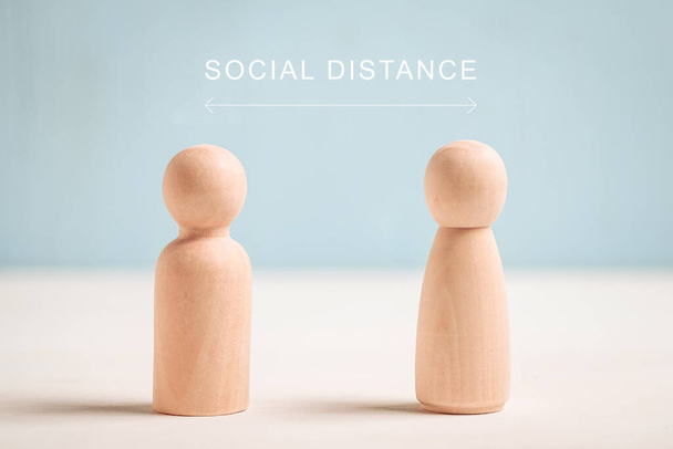 Koncepcja odległości społecznej - abstrakcyjne postacie ludzi. Zamknij się.. - Zdjęcie, obraz