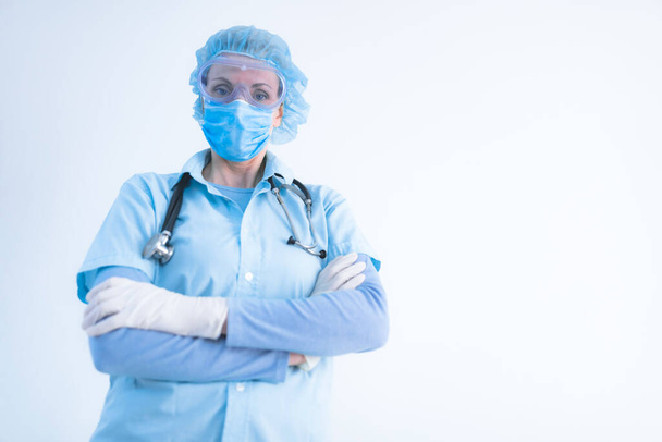 Medico, infermiere, chirurgo, psicologo che lavora con maschera protettiva, occhiali e guanti aiutando le persone nei giorni di panico, pandemia
. - Foto, immagini