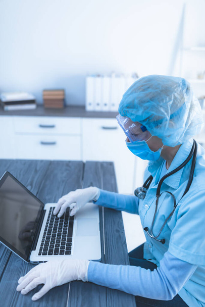 Medical doctor / psychologist working online from home / office and helping people in the days of panic, pandemic. - Foto, Imagen
