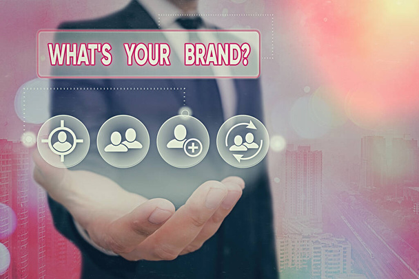 Tekst pisania słów What Your Brand Question. Koncepcja biznesowa pytania o logo produktu robi lub co komunikować. - Zdjęcie, obraz