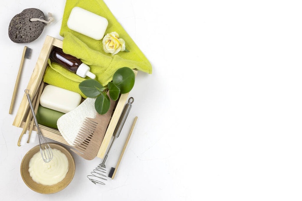 Joukko Eco kosmetiikkatuotteet ja kylpy työkaluja. Saippuaa, shampoopulloja, bambuhammasharjaa. Nolla jätettä, muoviton. Kestävän elämäntavan käsite. kopiointivaihe
 - Valokuva, kuva