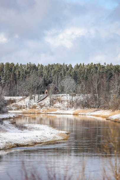 Landschaft mit Blick auf den Fluss Venta fließt in der Nähe schönen verschneiten Wald. Foto aufgenommen in Kuldiga, Lettland. - Foto, Bild