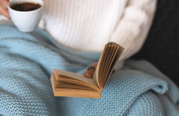Žena s knihou a kávou. Zůstat doma koncept - Fotografie, Obrázek