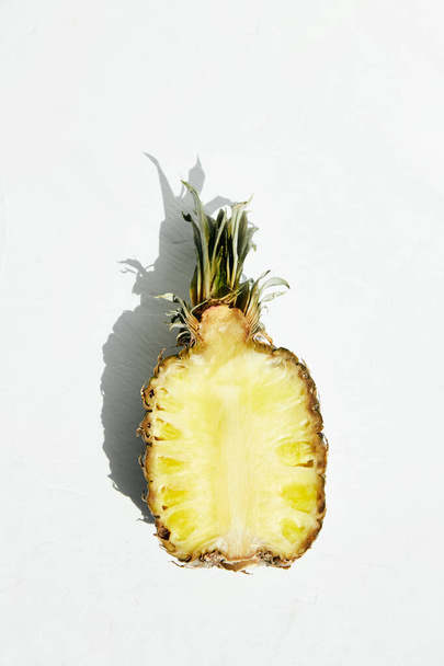 Экзотические тропические фрукты. Полуспелый ананас, изолированный на белом
. - Фото, изображение