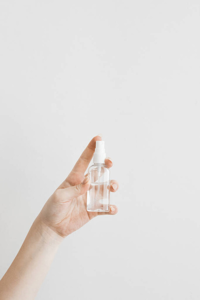 Cropped view of man holding hand sanitizer in spray bottle  - Foto, afbeelding