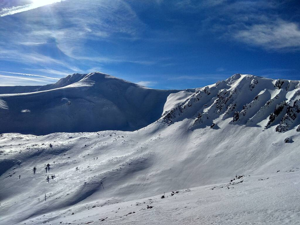 Collines de montagne incroyables, beau temps d'hiver et belle vue
 - Photo, image