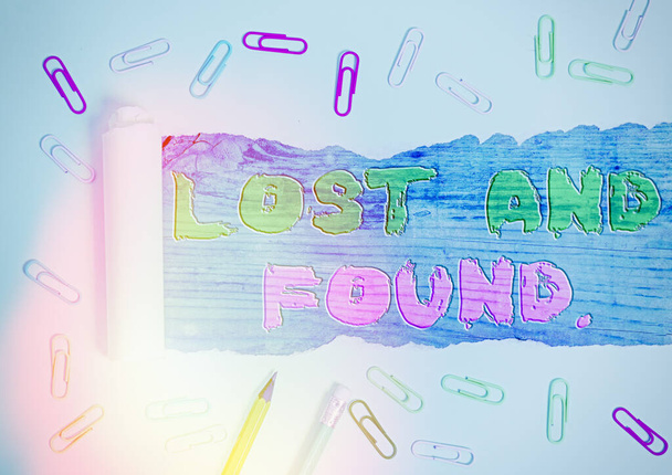 Scrittura a mano di testo Lost And Found. Concetto significa un luogo in cui gli oggetti smarriti vengono memorizzati fino a quando non vengono recuperati
. - Foto, immagini