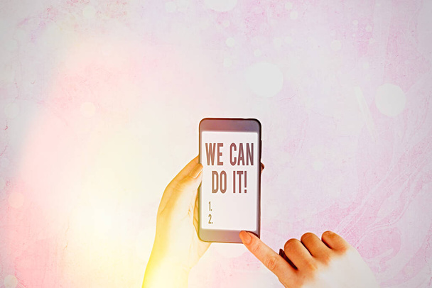 Escrevendo uma nota mostrando We Can Do It. Foto de negócios mostrando ver-se como poderoso capaz de demonstrar
. - Foto, Imagem