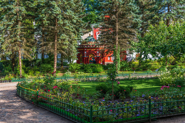 Binnenplaats van het klooster. Svyato-Uspenskiy Pskovo-Pechersk klooster bij Pskov, God zdania grot. - Foto, afbeelding