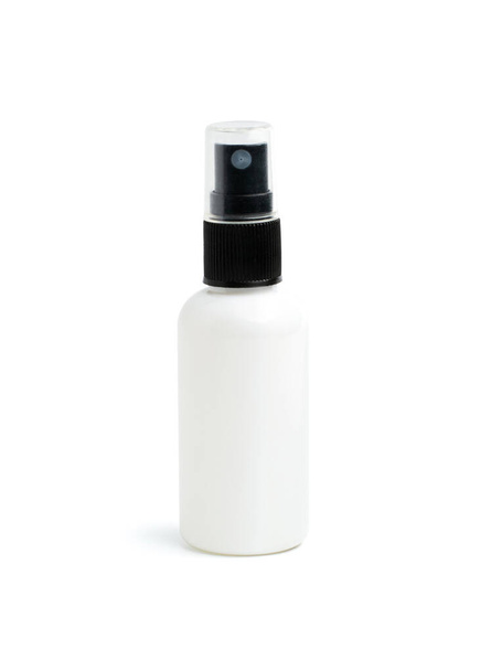 Witte fles vloeibare spray geïsoleerd op witte achtergrond met clipping pad. - Foto, afbeelding