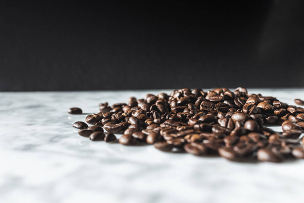 kávébab tapéta, olasz kávé pot fehér márvány - Fotó, kép