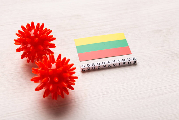 A 2019-nCoV Közel-Keleti Légzési Szindróma Koronavírus vagy Coronavirus COVID-19 absztrakt vírustörzs modellje szöveggel és zászlóval Litvánia fehér alapon. A vírusjárvány elleni védelem fogalma. - Fotó, kép