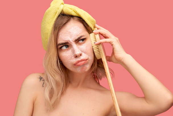nő peeling fehér maszk, gazdaság kefe, meztelen - Fotó, kép