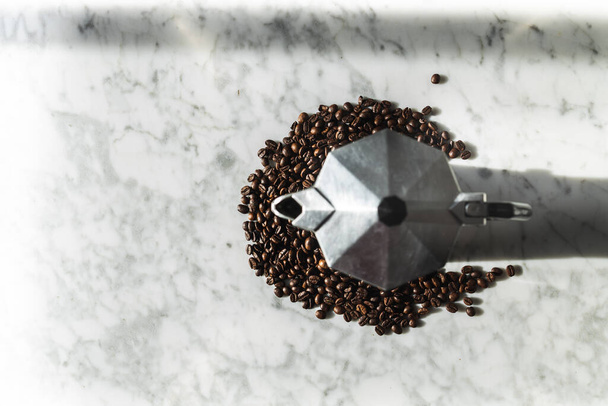 koffiebonen behang, met Italiaanse koffiepot op wit marmer - Foto, afbeelding