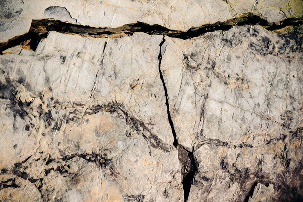 Rock texture with deep horizontal crack - Foto, imagen