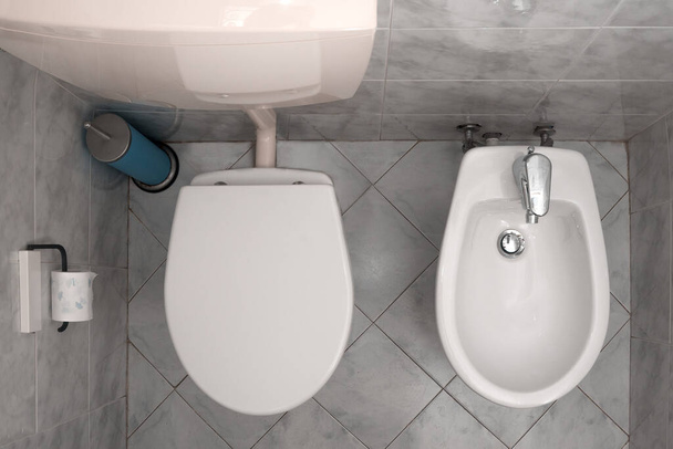 Casa de banho italiana com WC e bidé, vista superior
 - Foto, Imagem