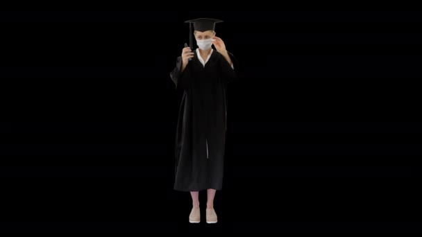 Estudiante de graduación en máscara médica usando desinfectante, Alpha Channel
 - Imágenes, Vídeo