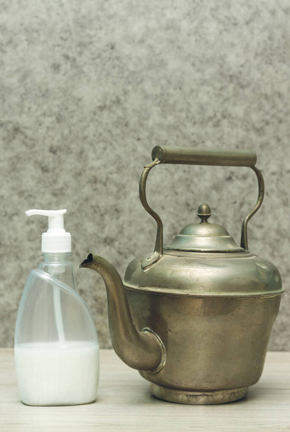 měděný džbánek vody a dezinfekční prostředek na ruce ge - Fotografie, Obrázek