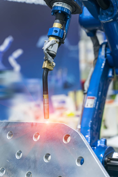 Máquina de soldadura robótica en una planta de fabricación de metal
 - Foto, imagen