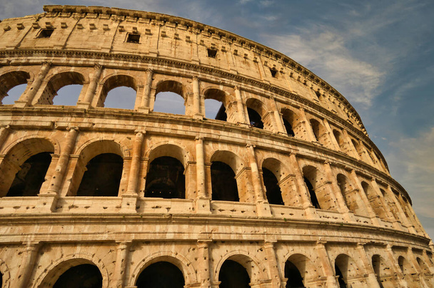 Koloseum. Rzym amfiteatr i Włochy punkt orientacyjny, Włochy turystyka - Zdjęcie, obraz