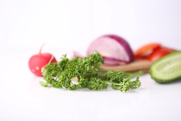 овощные ингредиенты для салата на доске
 - Фото, изображение