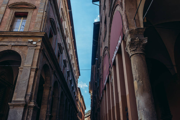 Portikony przy ulicy Zamboni w zabytkowej części Bolonii, Włochy - Zdjęcie, obraz