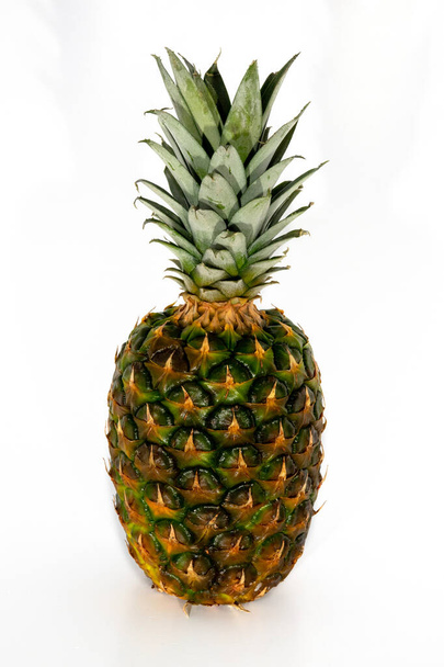 Ananas op witte achtergrond textuur - Foto, afbeelding