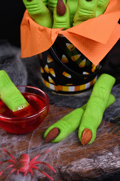 Boszorkányok Ujj sütik készült rövid tészta mandula köröm. Ideális esetben egy boldog Halloween party - Fotó, kép