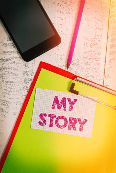 Текст "Моя история". Бизнес-концепция для вещей или ситуаций, которые произошли с кем-то в жизни Буфер обмена карандашный смартфон квадратные липкие записки деревянный фон
. - Фото, изображение